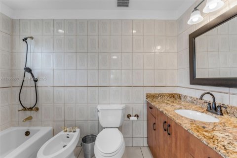 House in Miami, Florida 3 bedrooms, 132.01 sq.m. № 2060821 - photo 18