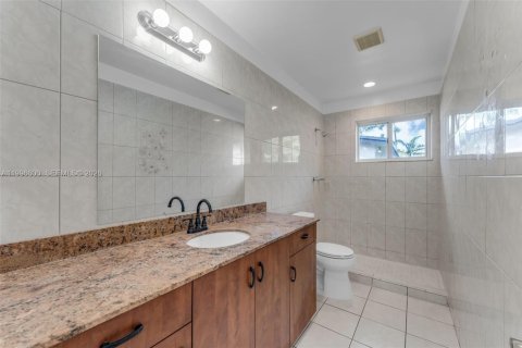 House in Miami, Florida 3 bedrooms, 132.01 sq.m. № 2060821 - photo 13