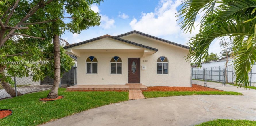 House in Miami, Florida 3 bedrooms, 132.01 sq.m. № 2060821