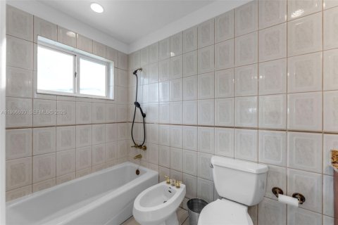 House in Miami, Florida 3 bedrooms, 132.01 sq.m. № 2060821 - photo 19