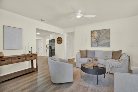 Casa en venta en Tampa, Florida, 4 dormitorios, 145.76 m2 № 2151537 - foto 3