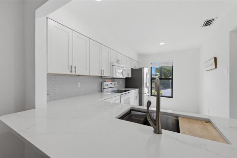 Condo in Bradenton, Florida, 2 bedrooms  № 2201363 - photo 8