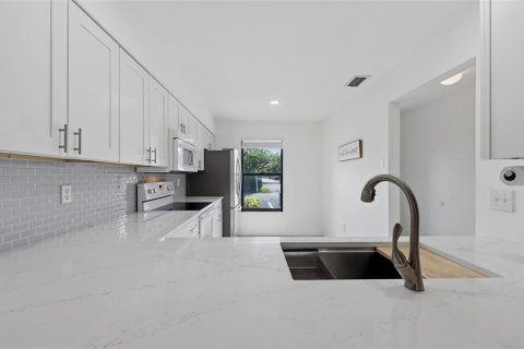 Condo in Bradenton, Florida, 2 bedrooms  № 2201363 - photo 9
