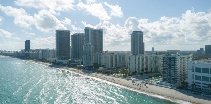 Appartement à Hollywood, Floride 2 chambres, 123.65 m2 № 1977432