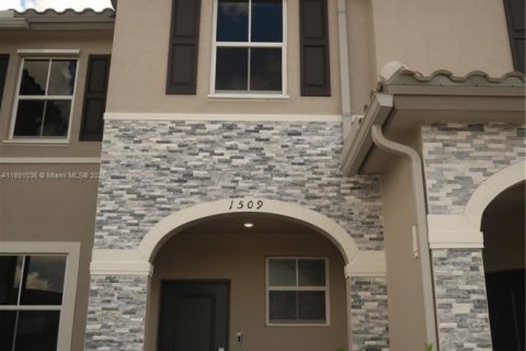 Townhouse in Homestead, Florida 3 bedrooms № 1944400 - photo 1