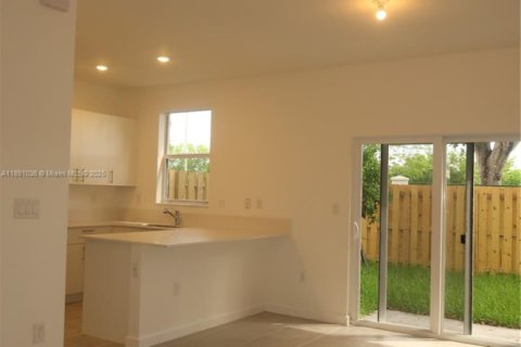 Townhouse in Homestead, Florida 3 bedrooms № 1944400 - photo 4