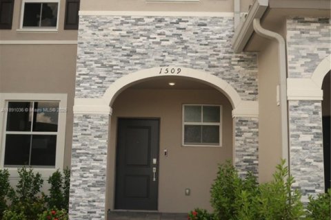 Townhouse in Homestead, Florida 3 bedrooms № 1944400 - photo 2