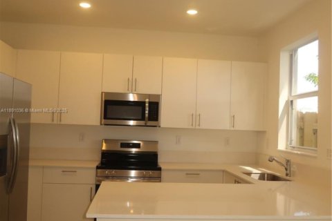 Townhouse in Homestead, Florida 3 bedrooms № 1944400 - photo 5