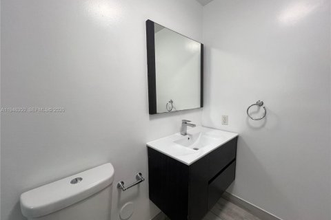 Condo in Miami Beach, Florida  № 2002614 - photo 8