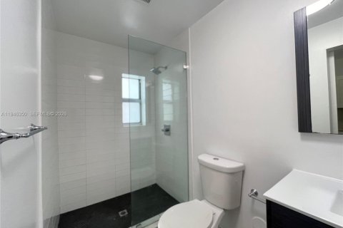 Condo in Miami Beach, Florida  № 2002614 - photo 7