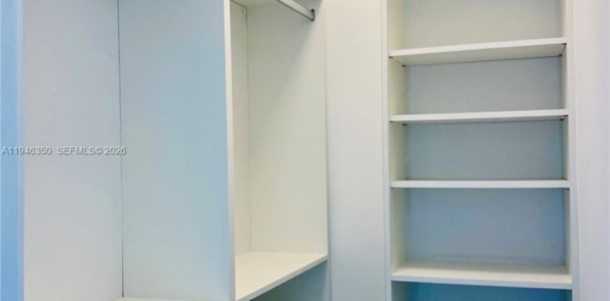 Studio in the Condo in Miami Beach, Florida  № 2002614