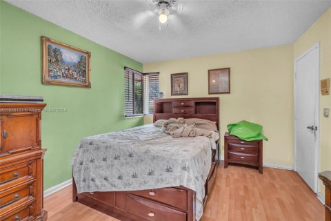 House in Plantation, Florida 5 bedrooms, 274.06 sq.m. № 1880125 - photo 23