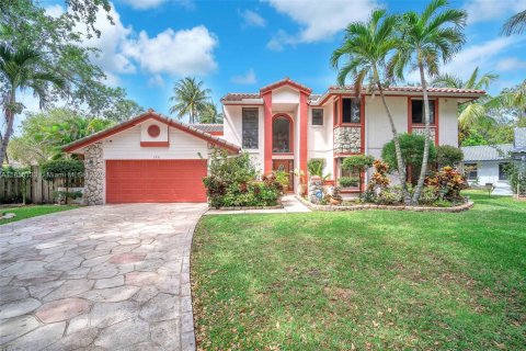House in Plantation, Florida 5 bedrooms, 274.06 sq.m. № 1880125 - photo 1