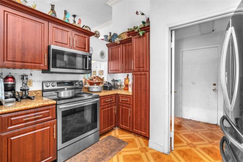 House in Plantation, Florida 5 bedrooms, 274.06 sq.m. № 1880125 - photo 13
