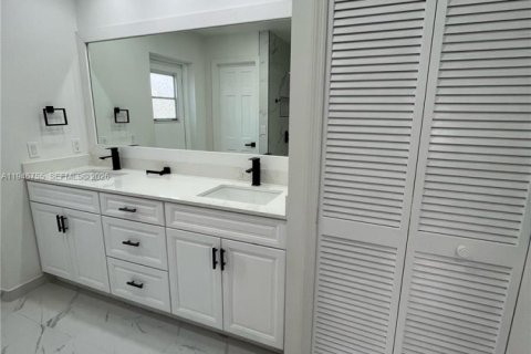 Commercial property in Lehigh Acres, Florida 1 bedroom № 2003221 - photo 5