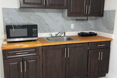 Commercial property in Lehigh Acres, Florida 1 bedroom № 2003221 - photo 3