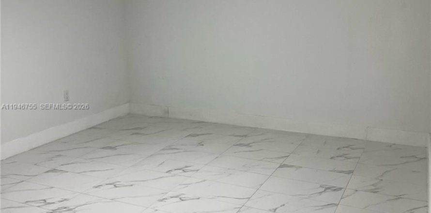 Commercial property in Lehigh Acres, Florida 1 bedroom № 2003221