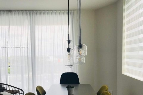 Condo in Miami, Florida, 2 bedrooms  № 1922205 - photo 8