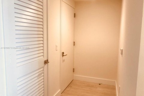 Condo in Miami, Florida, 2 bedrooms  № 1922205 - photo 16