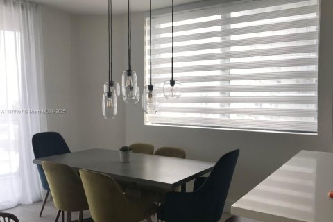 Condo in Miami, Florida, 2 bedrooms  № 1922205 - photo 7