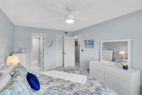 Купить кондоминиум в Халландейл-Бич, Флорида 2 спальни, 92.9м2, № 2065944 - фото 15