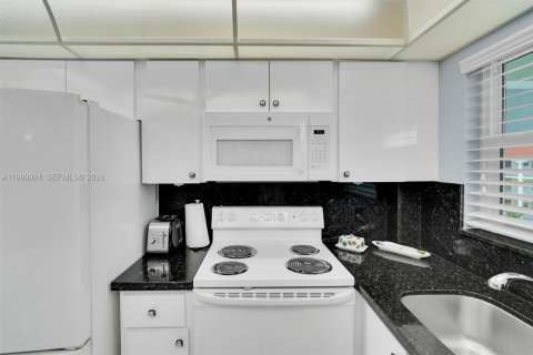 Купить кондоминиум в Халландейл-Бич, Флорида 2 спальни, 92.9м2, № 2065944 - фото 10