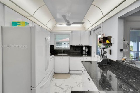 Купить кондоминиум в Халландейл-Бич, Флорида 2 спальни, 92.9м2, № 2065944 - фото 9