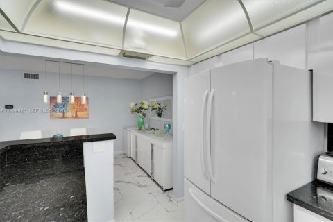 Купить кондоминиум в Халландейл-Бич, Флорида 2 спальни, 92.9м2, № 2065944 - фото 11