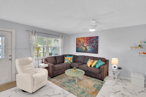 Купить кондоминиум в Халландейл-Бич, Флорида 2 спальни, 92.9м2, № 2065944 - фото 7