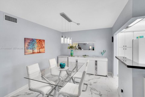 Купить кондоминиум в Халландейл-Бич, Флорида 2 спальни, 92.9м2, № 2065944 - фото 8