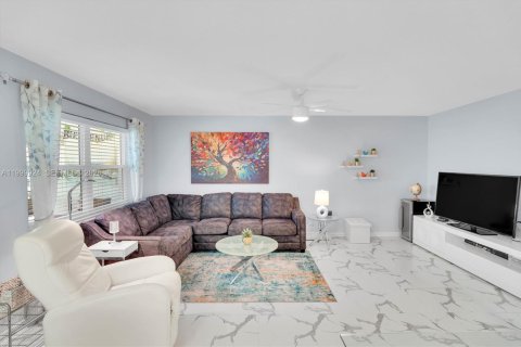 Купить кондоминиум в Халландейл-Бич, Флорида 2 спальни, 92.9м2, № 2065944 - фото 6