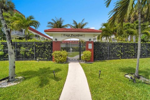 Кондоминиум с 2 спальнями в Халландейл-Бич, Флорида № 2065944