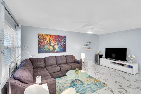 Купить кондоминиум в Халландейл-Бич, Флорида 2 спальни, 92.9м2, № 2065944 - фото 5