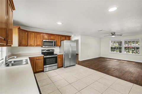 House in Apopka, Florida 3 bedrooms, 128.02 sq.m. № 2122214 - photo 5