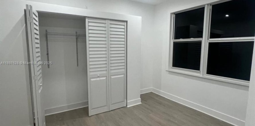 House in Miami, Florida 3 bedrooms, 102.19 sq.m. № 1950965