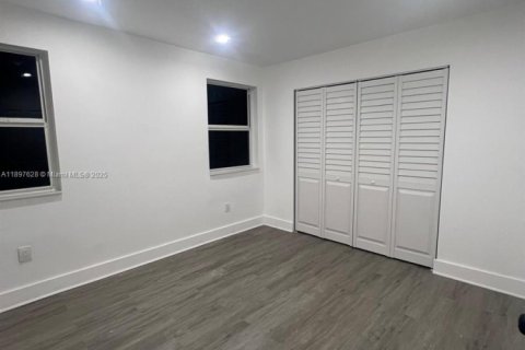 House in Miami, Florida 3 bedrooms, 102.19 sq.m. № 1950965 - photo 2