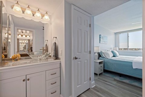 Condo in Saint Petersburg, Florida, 2 bedrooms  № 1669836 - photo 23