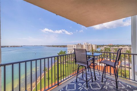 Condo in Saint Petersburg, Florida, 2 bedrooms  № 1669836 - photo 29