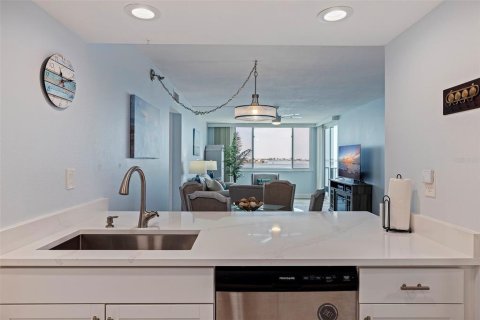 Condo in Saint Petersburg, Florida, 2 bedrooms  № 1669836 - photo 8