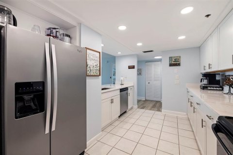 Condo in Saint Petersburg, Florida, 2 bedrooms  № 1669836 - photo 5