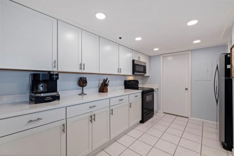 Condo in Saint Petersburg, Florida, 2 bedrooms  № 1669836 - photo 6
