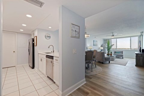 Condo in Saint Petersburg, Florida, 2 bedrooms  № 1669836 - photo 4