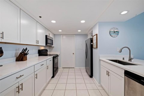 Condo in Saint Petersburg, Florida, 2 bedrooms  № 1669836 - photo 7