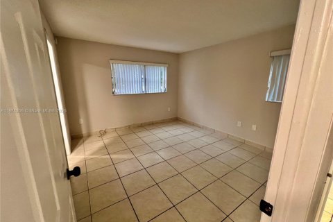 Condo in Miami, Florida, 2 bedrooms  № 1895827 - photo 17