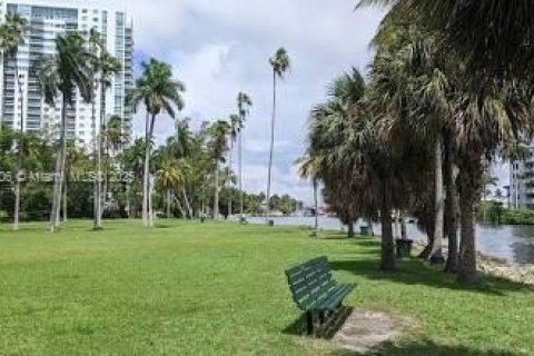 Condo in Miami, Florida, 2 bedrooms  № 1895827 - photo 7