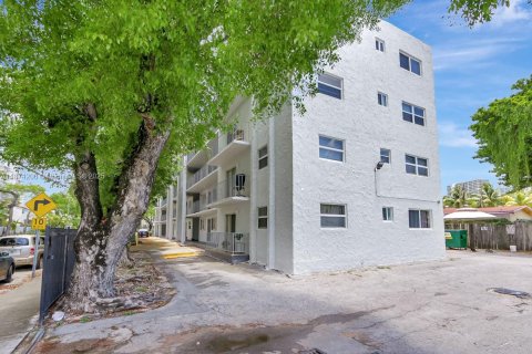 Condo in Miami, Florida, 2 bedrooms  № 1895827 - photo 3
