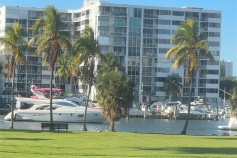 Condo in Miami, Florida, 2 bedrooms  № 1895827 - photo 20