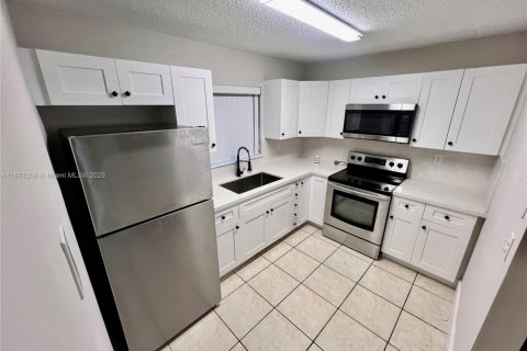 Condo in Miami, Florida, 2 bedrooms  № 1895827 - photo 1