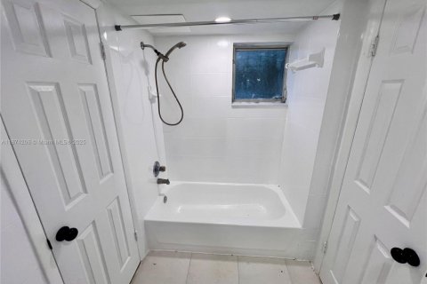 Condo in Miami, Florida, 2 bedrooms  № 1895827 - photo 12
