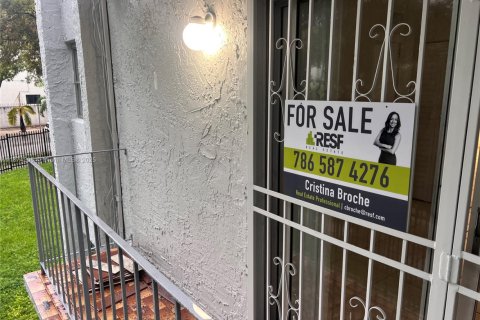 Condo in Miami, Florida, 2 bedrooms  № 1895827 - photo 14